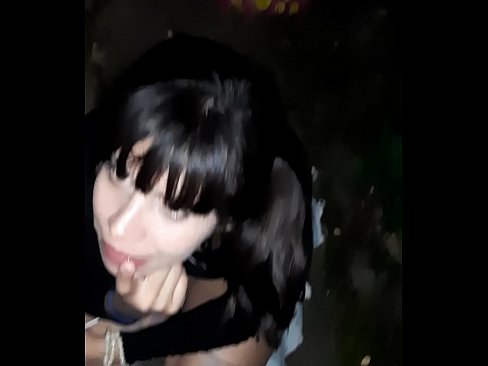 ❤️ 거리에서 사탕과 교환으로 부어오른 페니스 ☑ 슈퍼 포르노 우리 ﹏
